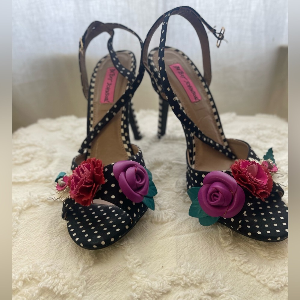 Betsy Johnson decorative heels 7.5